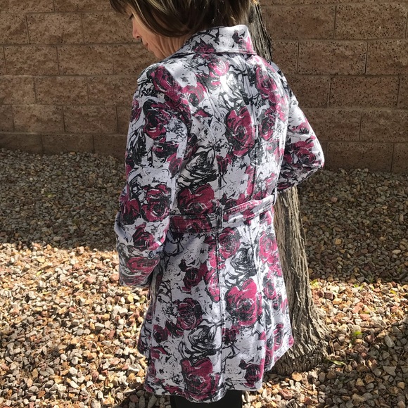 LA Kitty Beautiful Floral Sweater With Pockets - Picture 4 of 8